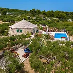 Island Getaway - Heritage House