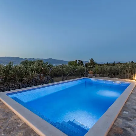Island Getaway - Heritage House * Mirce
