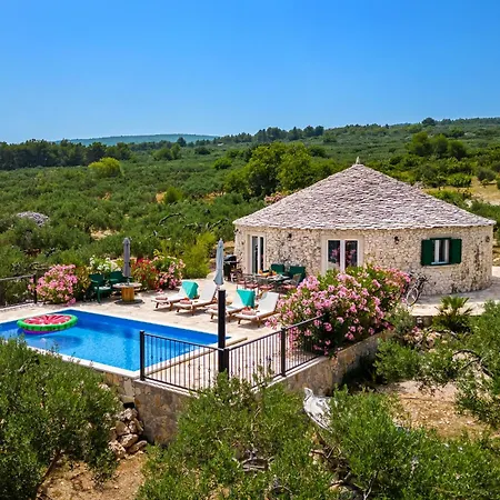 Island Getaway - Heritage House Mirce