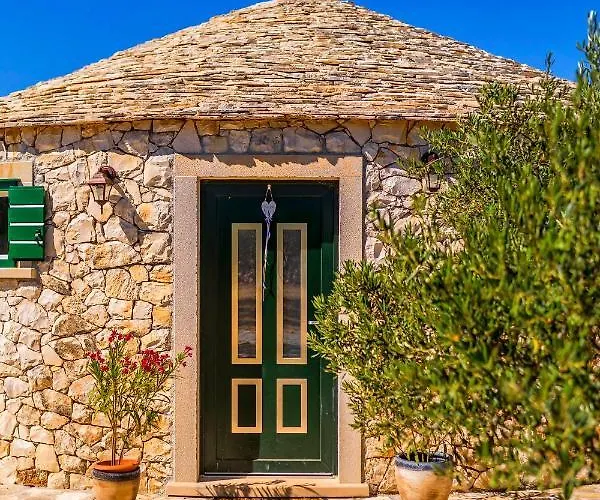 Island Getaway - Heritage House *