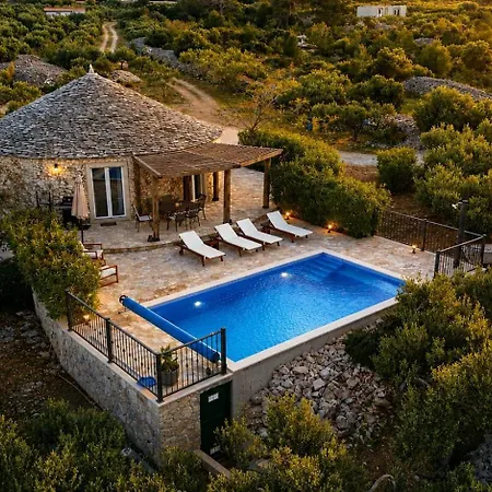Island Getaway - Heritage House *