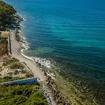 Island Getaway - Heritage House