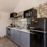 Island Getaway - Heritage House Mirce
