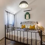 Island Getaway - Heritage House * Mirce
