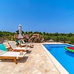 Island Getaway - Heritage House * Mirce