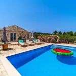 Island Getaway - Heritage House * Mirce