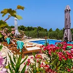 Island Getaway - Heritage House Vakantiehuis Mirce