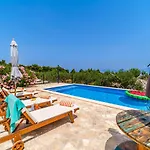 Island Getaway - Heritage House Mirce