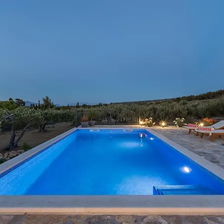 Island Getaway - Heritage House *