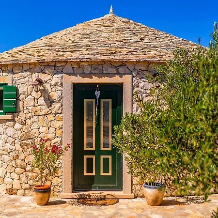 Island Getaway - Heritage House *