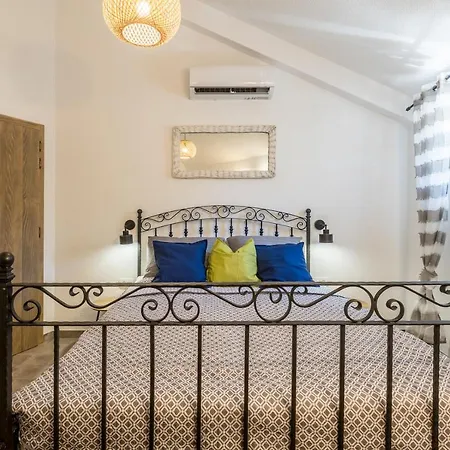 Island Getaway - Heritage House Holiday home Mirca (Brac)