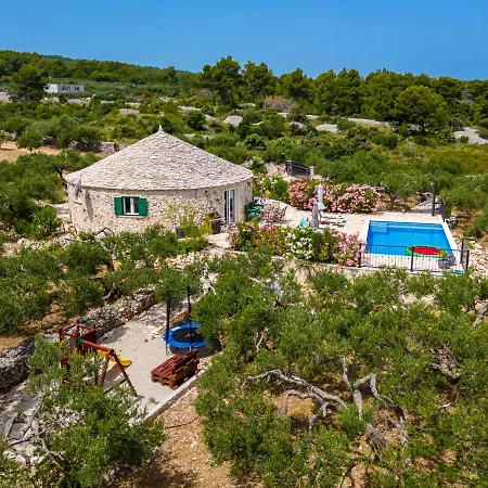 Island Getaway - Heritage House