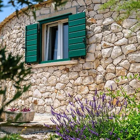 Island Getaway - Heritage House
