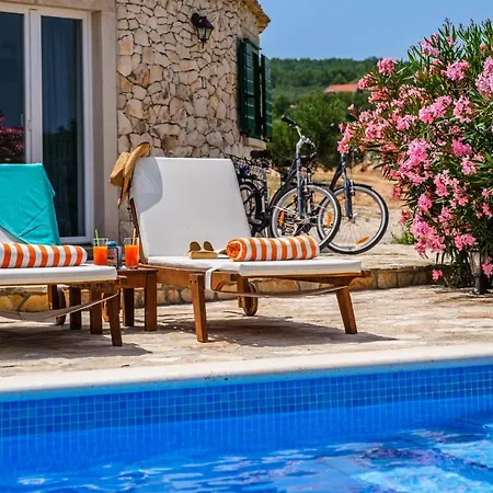 Island Getaway - Heritage House