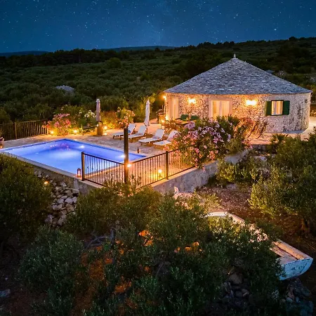 Island Getaway - Heritage House *