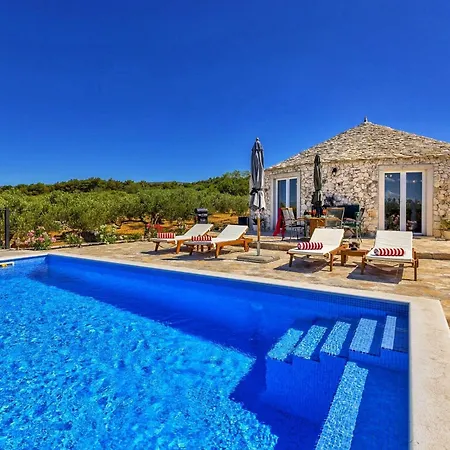 Island Getaway - Heritage House * Mirce