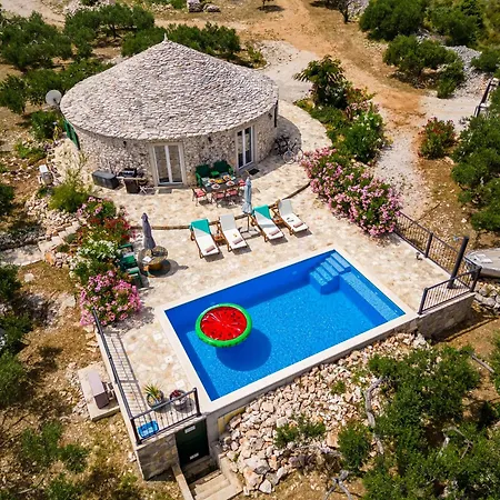Island Getaway - Heritage House
