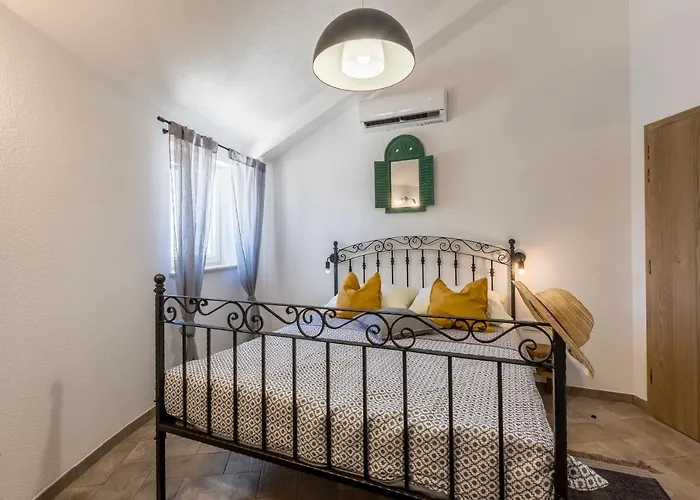 Island Getaway - Heritage House * Mirce