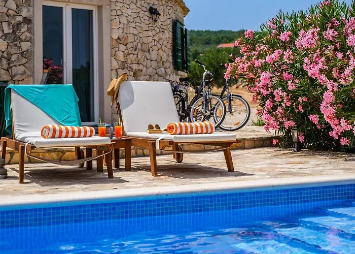 Island Getaway - Heritage House