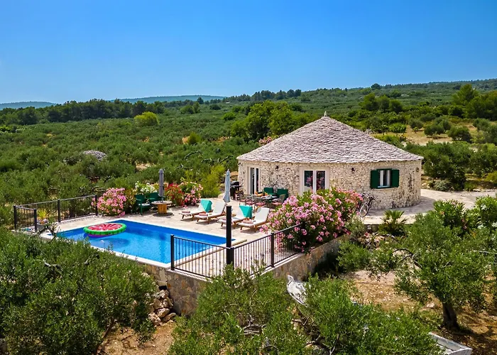 Island Getaway - Heritage House Mirce