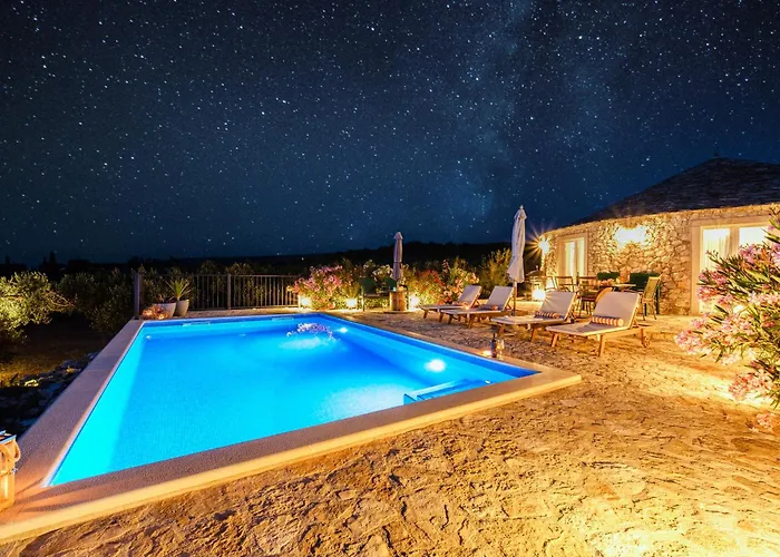 Island Getaway - Heritage House Mirce